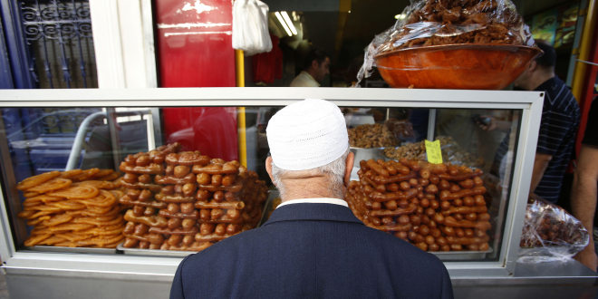 رمضان في فرنسا حيث تسافر الجاليات العربية و المسلمة إلى بلدانها الأصلية من بوابة التمسك بالعادات و التقاليد
