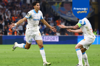 كرة القدم – الدوري الفرنسي – مباراة أولمبيك مرسيليا ضد لوريان – ملعب أورانج فيلودروم، مرسيليا، فرنسا – 12 سبتمبر 2025: لاعب مرسيليا المغربي نايف أكرد يحتفل مع زميله بيير-إميل هويبرغ بعد تسجيل الهدف الرابع للفريق.