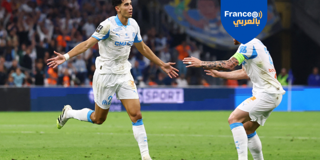 كرة القدم – الدوري الفرنسي – مباراة أولمبيك مرسيليا ضد لوريان – ملعب أورانج فيلودروم، مرسيليا، فرنسا – 12 سبتمبر 2025: لاعب مرسيليا المغربي نايف أكرد يحتفل مع زميله بيير-إميل هويبرغ بعد تسجيل الهدف الرابع للفريق.