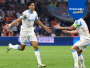 كرة القدم – الدوري الفرنسي – مباراة أولمبيك مرسيليا ضد لوريان – ملعب أورانج فيلودروم، مرسيليا، فرنسا – 12 سبتمبر 2025: لاعب مرسيليا المغربي نايف أكرد يحتفل مع زميله بيير-إميل هويبرغ بعد تسجيل الهدف الرابع للفريق.