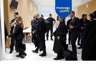 محامون وأفراد عائلات الضحايا يدخلون صالة محاكمة شركة الخطوط الجوية الفرنسية وشركة إيرباص بتهمة القتل غير العمد