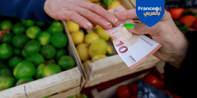 متسوقة تدفع بورقة نقدية من فئة عشرة يورو في أحد الأسواق المحلية بمدينة إيكس أون بروفانس جنوب فرنسا، في مشهد يعكس نبض الاقتصاد الفرنسي اليومي وسط أجواء من عدم اليقين السياسي.