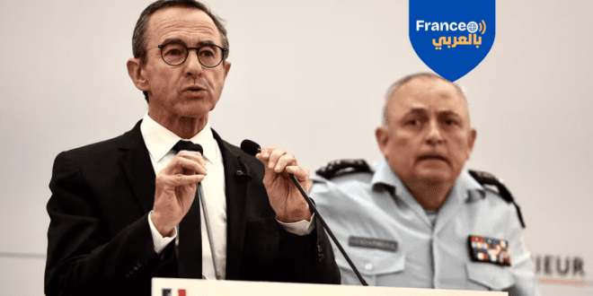 وزير الداخلية في حكومة تصريف الأعمال برونو ريتيلو، إلى جانب المدير العام للدرك الوطني هوبير بونو