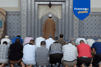 أفراد من الجالية المسلمة يؤدون الصلاة في مسجد ستراسبورغ شمال شرق فرنسا