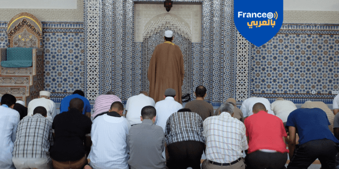 أفراد من الجالية المسلمة يؤدون الصلاة في مسجد ستراسبورغ شمال شرق فرنسا