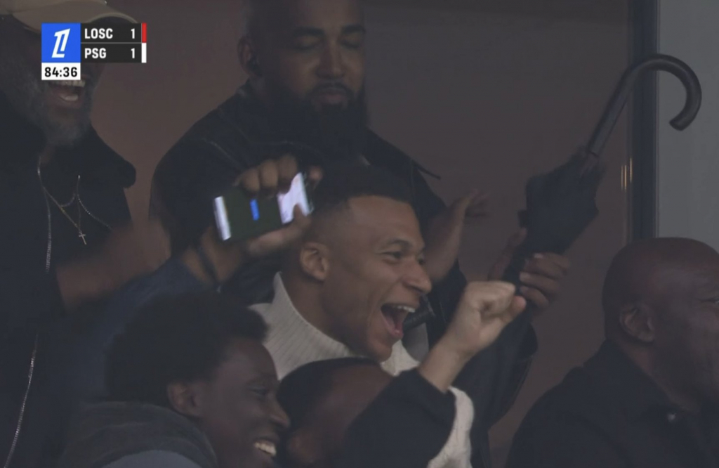 كيليان امبابي في المدرجات خلال تسجيل شقيقه الأصغر إيثان مبابي هدفا في شباك باريس سان جيرمان