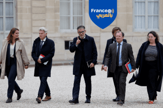 قادة الأحزاب السياسية خلال دخولهم قصر الإيليزيه في باريس