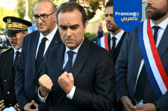 رئيس الوزراء الفرنسي سيباستيان لوكورنو يتحدث إلى الصحفيين بعد زيارةٍ لمركز الشرطة في ضاحية لهاي-لي-روز جنوب باريس