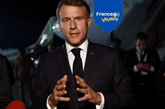 الرئيس الفرنسي إيمانويل ماكرون يتحدث في مطار القاهرة قبل عودته إلى فرنسا