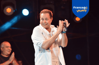 الجمهور يرقص، الهتافات تتصاعد، وحكيم يخلق سحر الموسيقى الشعبية في قلب فرنسا