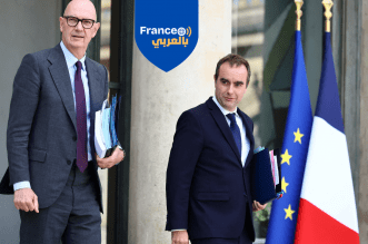 رئيس الحكومة الفرنسية سيباستيان لوكورنو يغادر بوابة قصر الإليزيه بعد انتهاء الاجتماعي الوزاري