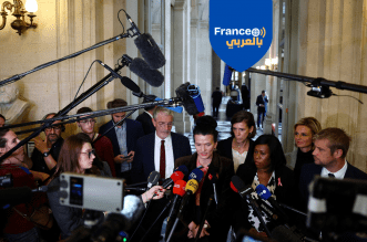 نواب من الكتلة البرلمانية "الاشتراكيون والمتقاربون" يتحدثون إلى الصحافيين في قاعة “الأعمدة الأربع” بالجمعية الوطنية في باريس