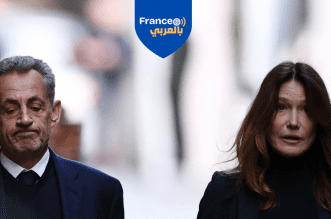 الرئيس الفرنسي الأسبق نيكولا ساركوزي يغادر منزله في باريس برفقة زوجته كارلا بروني ساركوزي في يوم دخوله إلى سجن لا سانتيه لبدء تنفيذ حكم بالسجن لمدة خمس سنوات بتهمة التآمر الجنائي في قضية تمويل حملته الانتخابية من ليبيا، 21 أكتوبر 2025.