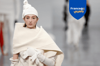 إحدى العارضات تقدم تصميماً من إبداع المصمم ساتوشي كوندو ضمن عرض مجموعة خريف/شتاء 2025-2026 للملابس الجاهزة للسيدات، التابعة لدار الأزياء اليابانية إيسي مياكي، وذلك خلال أسبوع الموضة في باريس بالعاصمة الفرنسية باريس،