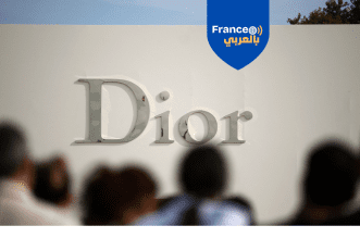 لوحة شعار دار الأزياء الفرنسية ديور تزين الموقع المؤقت للعرض، بينما يغادر الضيوف بعد انتهاء عرض مجموعة ربيع/صيف 2026 للملابس الجاهزة النسائية خلال فعاليات أسبوع الموضة في باريس، فرنسا