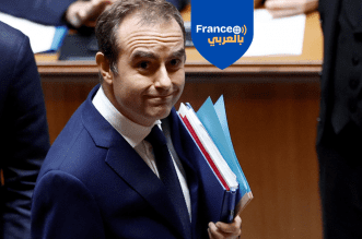 رئيس الحكومة الفرنسية سيباستيان لوكورنو في البرلمان بعد نجاة حكومته من مذكرتي حجب الثقة قدمهما حزبي فرنسا الأبية اليساري و التجمع الوطني اليميني