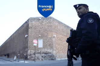 شرطي يحمل سلاحا أمام أسوار سجن "لاسونتي" في باريس حيث يسجن الرئيس الفرنسي السابق نيكولا ساركوزي في سابقة في تاريخ الجمهورية الخامسة في فرنسا