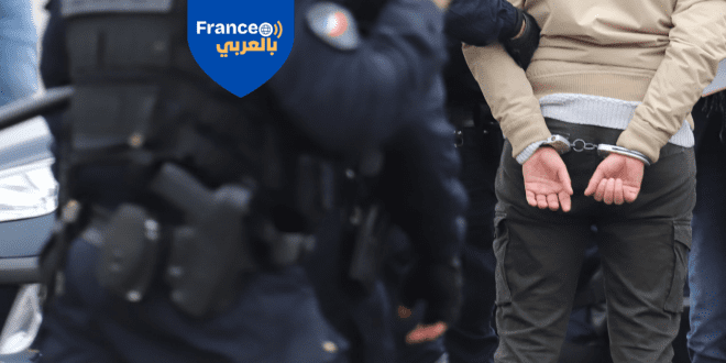 أربعة من المشتبه بهم بسرقة متحف اللوفر يقبض عليهم وسط جماهير كرة القدم