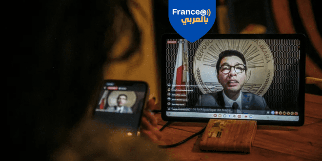 رئيس مدغضقر المخلوع أندري راجولينا يتحدث عن بعد لإذاعة فرنسا الدولية بعد تهريبه إلى فرنسا عبر طائرة عسكرية فرنسية