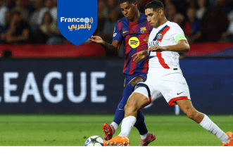 ماركوس راشفورد لاعب برشلونة وأشرف حكيمي لاعب باريس سان جيرمان، تظهر قوة المنافسة وسرعة الاستجابة في مباراة دوري أبطال أوروبا على ملعب إستادي أوليمبيك لوييس كومبانيس ببرشلونة