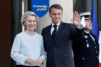 الرئيس الفرنسي إيمانويل ماكرون خلال استقباله رئيسة المفوضية الأوروبية أورسولا فون دير لاين في قصر الإليزيه في باريس، فرنسا، 17 أكتوبر 2025