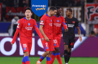 عثمان ديمبيلي يحتفل بالهدف السادس لباريس سان جيرمان مع أشرف حكيمي خلال مواجهة باير ليفركوزن في دوري أبطال أوروبا على ملعب باير أرينا، ألمانيا