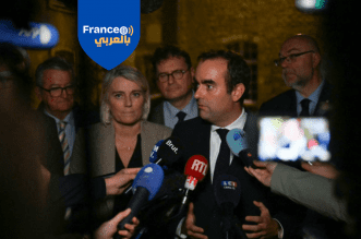 رئيس الحكومة الفرنسية سيباستيان لوكورنو، يتحدث للصحافيين خلال زيارة ميدانية إلى كارانتان