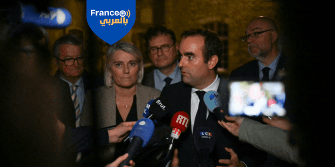 رئيس الحكومة الفرنسية سيباستيان لوكورنو، يتحدث للصحافيين خلال زيارة ميدانية إلى كارانتان