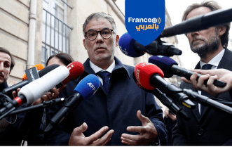 أوليفييه فور، زعيم الحزب الاشتراكي في فرنسا يتحدث إلى الصحافيين بعد خروجه من اجتماع مع رئيس الوزراء سيباستيان لوكرنو