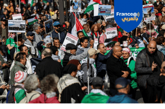 متظاهرون قرب ساحة لاباستيل وسط باريس يتظاهرون ضد الجرائم الإسرائيلية في غزة