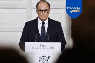 إيمانويل مولان، الأمين العام للرئاسة الفرنسية، يتلو بيان التعيينات من قصر الإليزيه