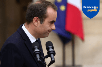 رئيس الحكومة الفرنسية سيباستيان لوكورنو بعد إلقاء خطاب استقالة حكومته في قصر ماتينيون في باريس