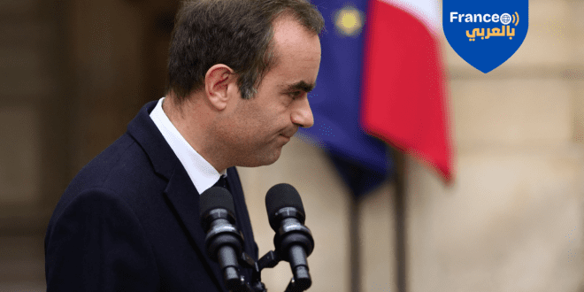 رئيس الحكومة الفرنسية سيباستيان لوكورنو بعد إلقاء خطاب استقالة حكومته في قصر ماتينيون في باريس