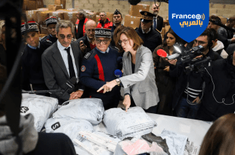 وزيرا التجارة و الحسابات العامة في الحكومة الفرنسية خلال زيارة مفاجئة لمستودعات بضائع علامة "شين " الصينية في مطار شارل دوغول شمال باريس