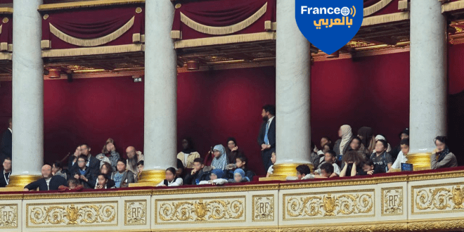 البرلمان الفرنسي في مرمى العاصفة… صورة لفتيات محجبات تثير انقسامًا سياسيًا حادًا