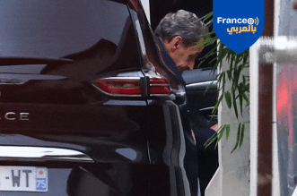 الرئيس الفرنسي السابق نيكولا ساركوزي خلال وصوله إلى بيته قادما من السجت بعد الإفراج عنه