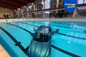 لحظات مرعبة في لا سيوتا: سيارة تدخل المسبح أمام أعين الجميع