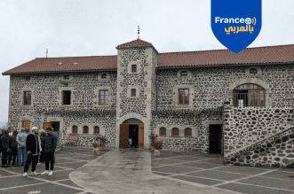 الاعتداء على المسجد يثير غضبًا واسعًا ومسؤولون يندّدون بشدة