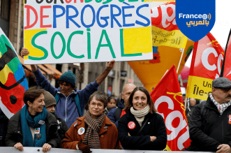 الكنفدرالية العامة للشغل والاتحادات العمالية يقودون احتجاجًا ضخمًا ضد ميزانية الحكومة في شوارع باريس