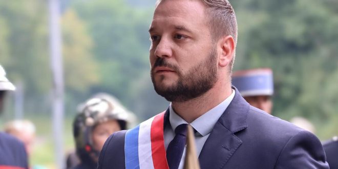 من البرلمان إلى الإسعاف: سقوط مدوٍّ لنائب فرنسي في ظروف غامضة