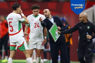 كأس الأمم الأفريقية 2025 – ربع النهائي – المغرب ضد الكاميرون – ملعب الأمير مولاي عبد الله، الرباط، المغرب – 9 يناير 2026 المدرب وليد الركراكي يقدم التعليمات للاعبي المنتخب المغربي نايف أكرد ونيل العيناوي خلال المباراة.