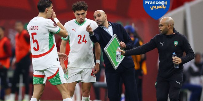 كأس الأمم الأفريقية 2025 – ربع النهائي – المغرب ضد الكاميرون – ملعب الأمير مولاي عبد الله، الرباط، المغرب – 9 يناير 2026 المدرب وليد الركراكي يقدم التعليمات للاعبي المنتخب المغربي نايف أكرد ونيل العيناوي خلال المباراة.