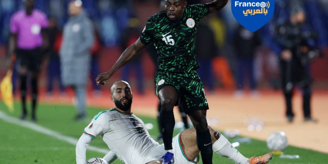 كرة القدم - كأس الأمم الأفريقية - المغرب 2025 - ربع النهائي - الجزائر ضد نيجيريا - الاستاد الكبير بمراكش، مراكش، المغرب - 10 يناير 2026. موسيس سيمون لاعب نيجيريا في مواجهة هيمد عبدلي لاعب الجزائر.