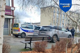 مروحيات وسيارات شرطة أمام قاعة الصلاة في كريل بعد تجمعات متفرقة