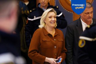 مارين لوبان تغادر استراحة جلسة بمحكمة باريس في 3 فبراير 2026، تزامنًا مع عرض الادعاء طلباته في استئناف قضية تحويل أموال البرلمان الأوروبي بحق «التجمع الوطني» و10 مدانين آخرين.