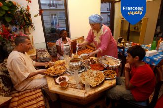 عائلة تفطر في أول أيام شهر رمضان المبارك في باريس
