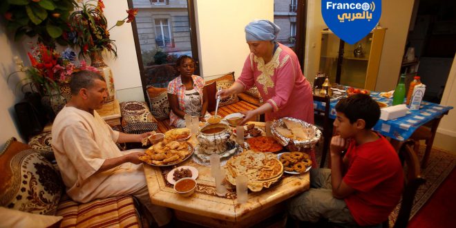 عائلة تفطر في أول أيام شهر رمضان المبارك في باريس